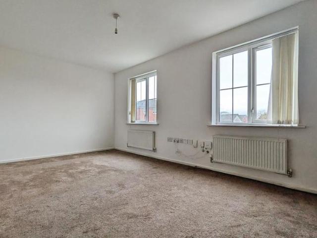 Townhouse for rent in Chadderton, Oldham