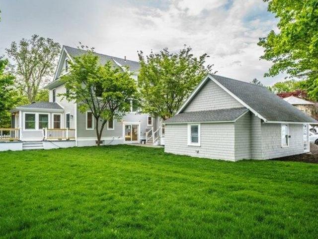 House for sale in Wellesley Hills, Wellesley