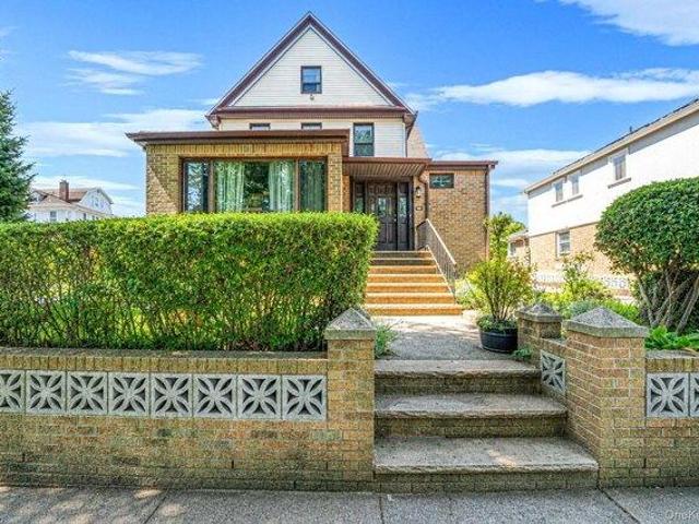 House for sale in Queens, Arverne