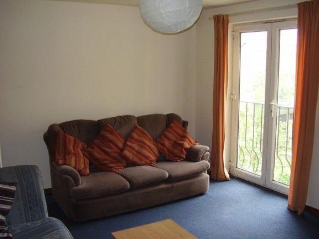 Room for rent in Hillhouse, Almondbury
