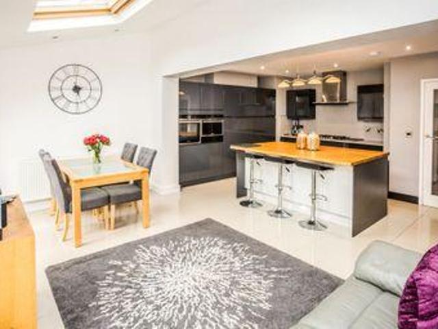 House for sale in Huddersfield, West Yorkshire