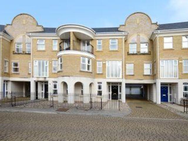 House for rent in Heol-las, Surrey