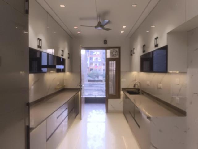 Flat for sale in North Delhi, Deri