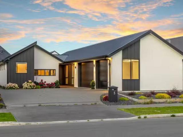 House for sale in Chaslands, Canterbury