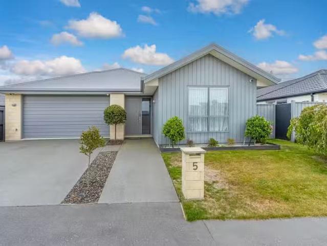 House for sale in Chaslands, Canterbury