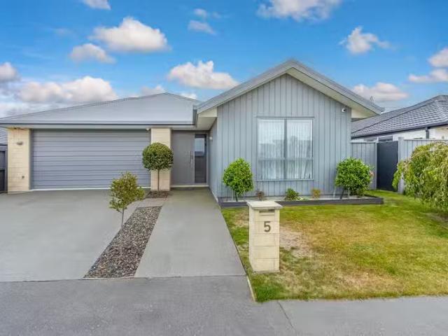House for sale in Chaslands, Canterbury