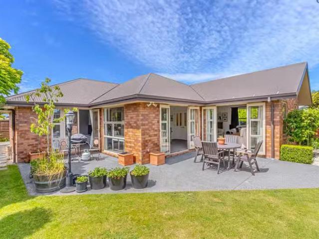 House for sale in Chaslands, Canterbury