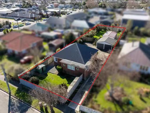 House for sale in Chaslands, Canterbury