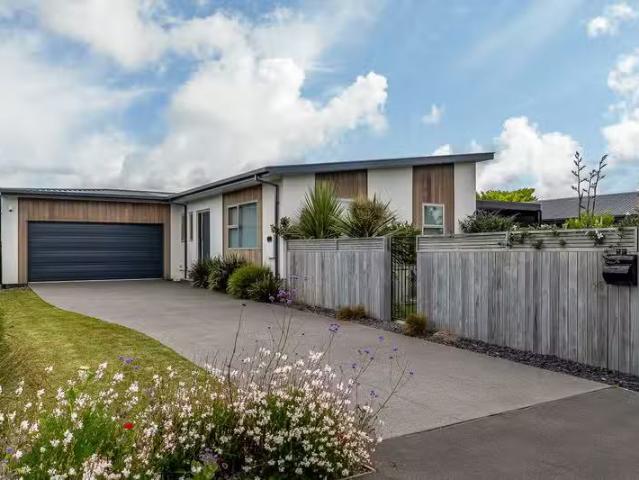 House for sale in Chaslands, Canterbury