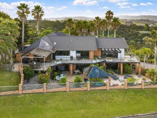 House for sale in Sandspit