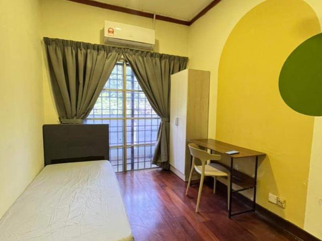 Room for rent in Petaling, Alam Impian