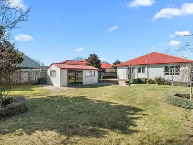 House for sale in Chaslands, Canterbury