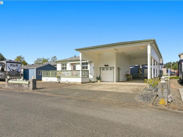 House for sale in Lakeside, Coos County