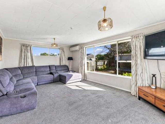 Property for sale in Chaslands, Canterbury