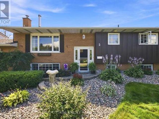 House for sale in Renfrew, Ontario