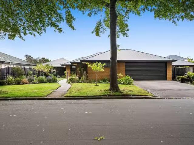 House for sale in Chaslands, Canterbury