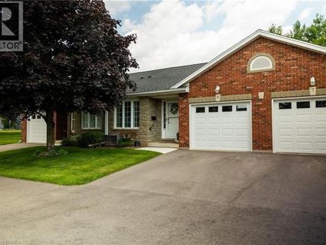 Townhouse for sale in Waterford, Ontario