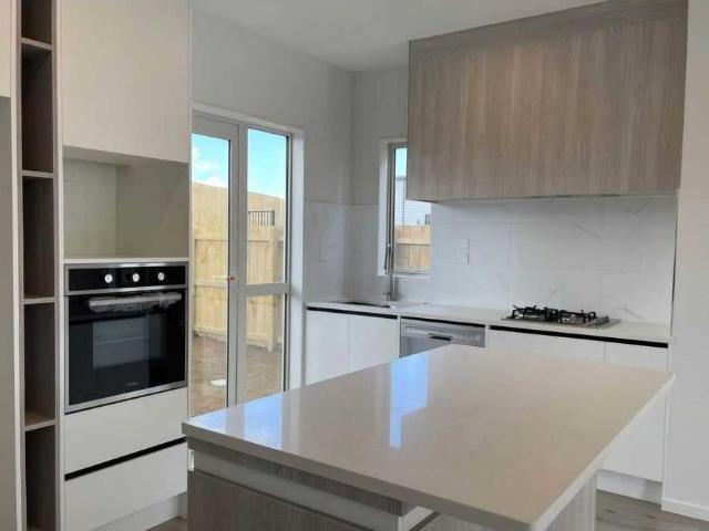 Townhouse for rent in Harbour View Heights, Papakura