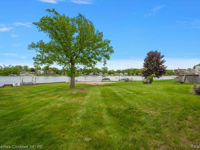 House for sale in Walled Lake