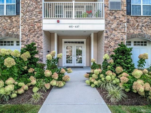 Condo for sale in Newtown, Connecticut