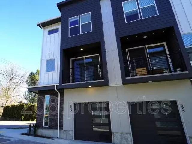 Condo for rent in Garden City