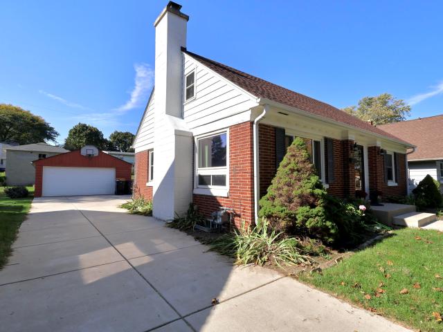 House for sale in Bluemound Manor, Wauwatosa