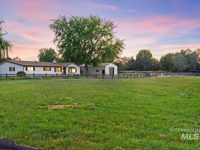 House for sale in Garden City