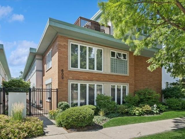 Townhouse for sale in Oak Park, Illinois