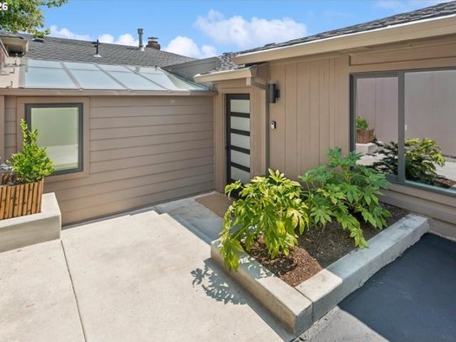 Condo for sale in Lake Oswego, Clackamas County