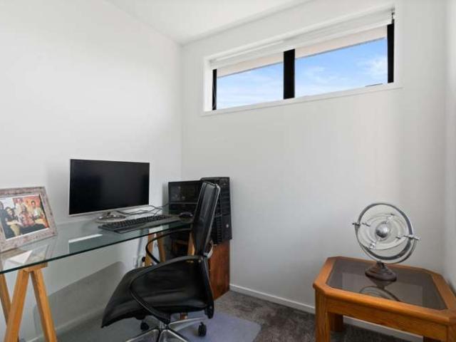 Townhouse for rent in Chaslands, Canterbury