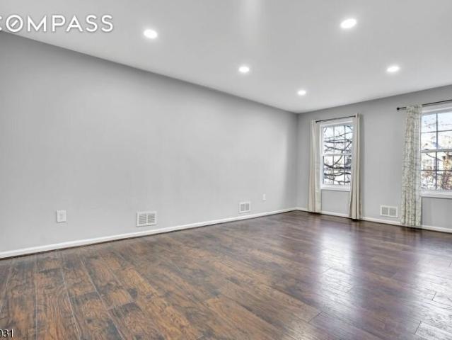 Townhouse for rent in Newark