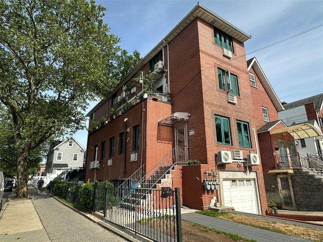 House for sale in Queens, Arverne