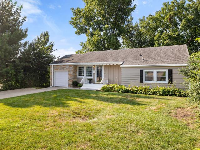 House for sale in Ashworth Oaks, Des Moines