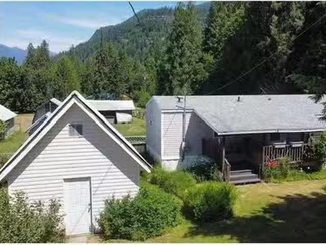 House for sale in Slocan, British Columbia