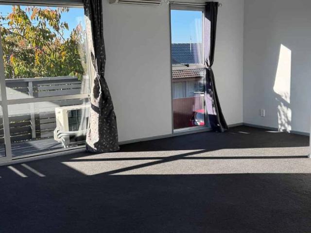 Townhouse for rent in Chaslands, Canterbury