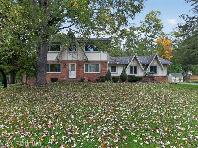 House for sale in Huron River Highlands, Hamburg Township