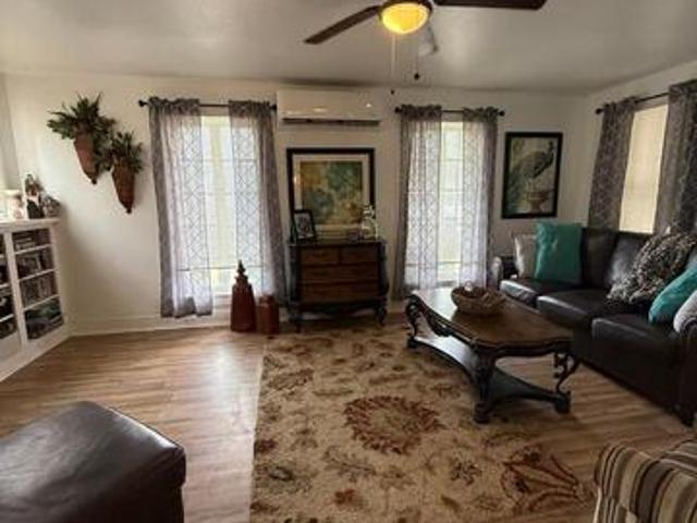 House for sale in Carrizo Springs