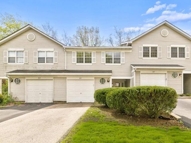 Townhouse for sale in Carpentersville, Illinois