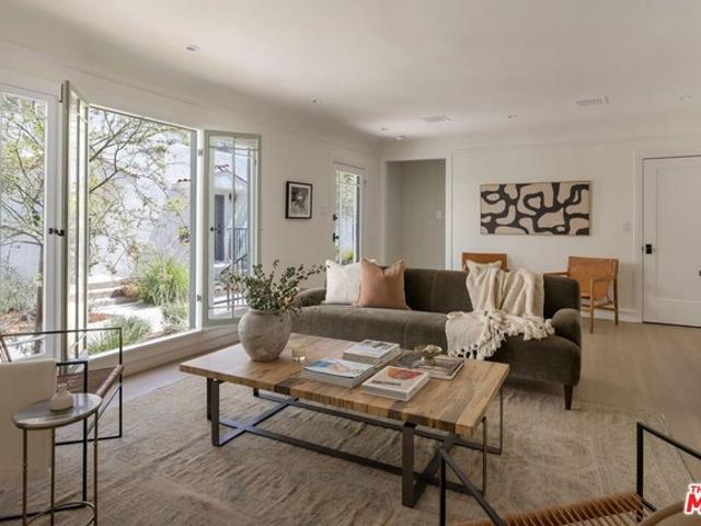 Townhouse for sale in Canoga Park, California
