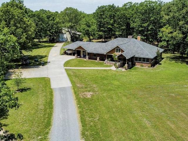 House for sale in Hooks, Texas