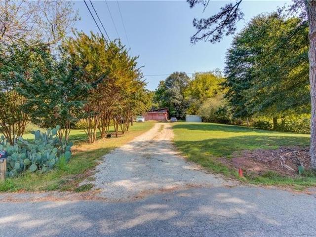 House for sale in Flowery Branch, Georgia