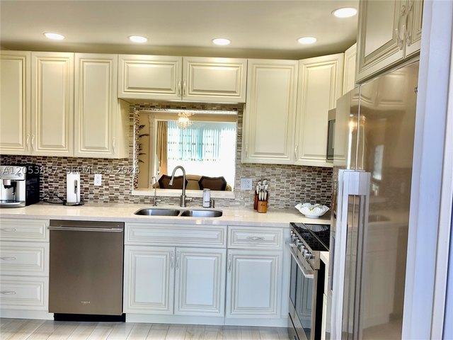 Condo for sale in Hallandale, Florida