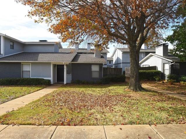 Townhouse for sale in Hurst, Texas
