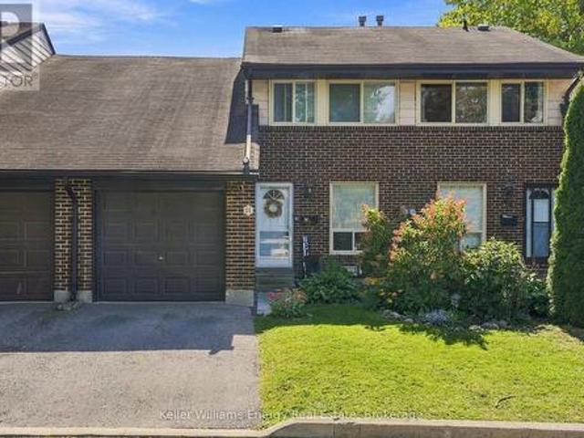Townhouse for sale in Samac, Oshawa