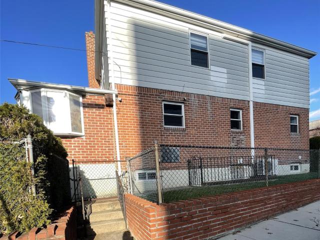 Townhouse for sale in Queens, Arverne