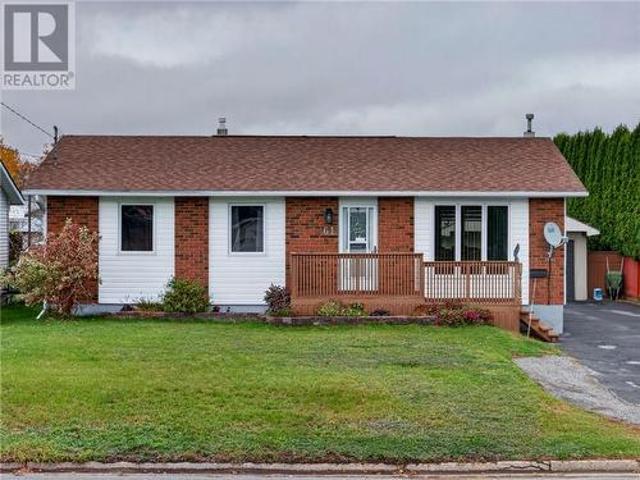 House for sale in Chelmsford, Greater Sudbury