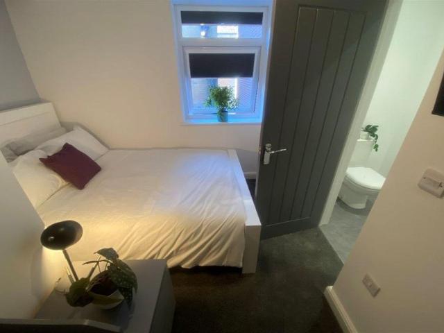 Room for rent in Attenborough, East Midlands