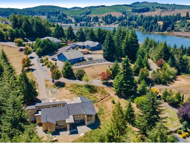 House for sale in Coos Bay