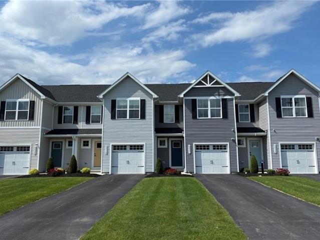 Townhouse for sale in Niagara, New York