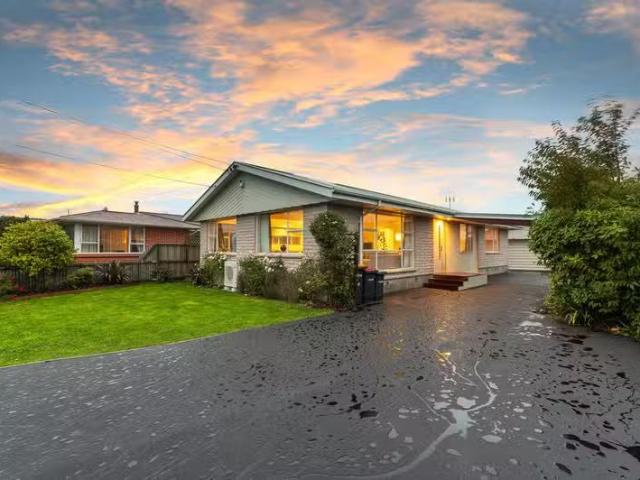 House for sale in Chaslands, Canterbury
